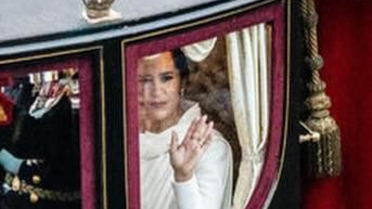 The truth about Mary’s ‘sad’ carriage ride: After royal watchers expressed concern for the new Danish queen after her marriage to King Frederik was rocked by his night out with a Mexican socialite, a body language expert reveals what was really going on [Video]