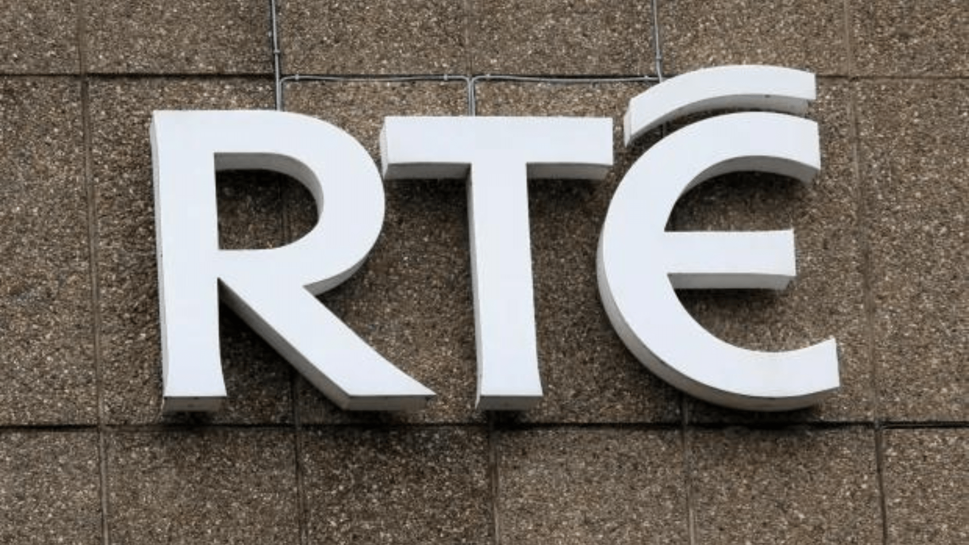 RTE icon back on screens with new prime time series alongside old pal reveals how he caused stampede in his own pub [Video]