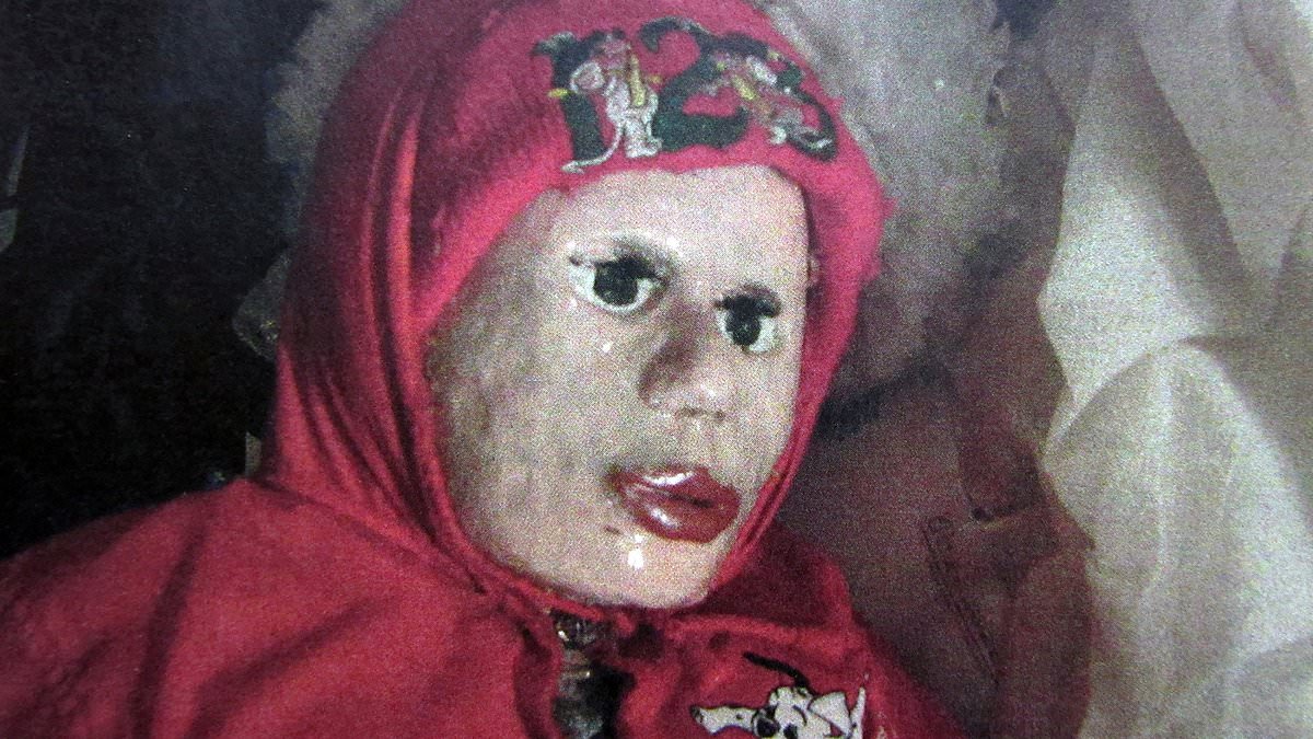 The house of zombie dolls: Inside house where bodysnatcher who dug up dead girls lived with their corpses after turning them into horrifying playthings wearing lipstick and knee-length boots [Video]