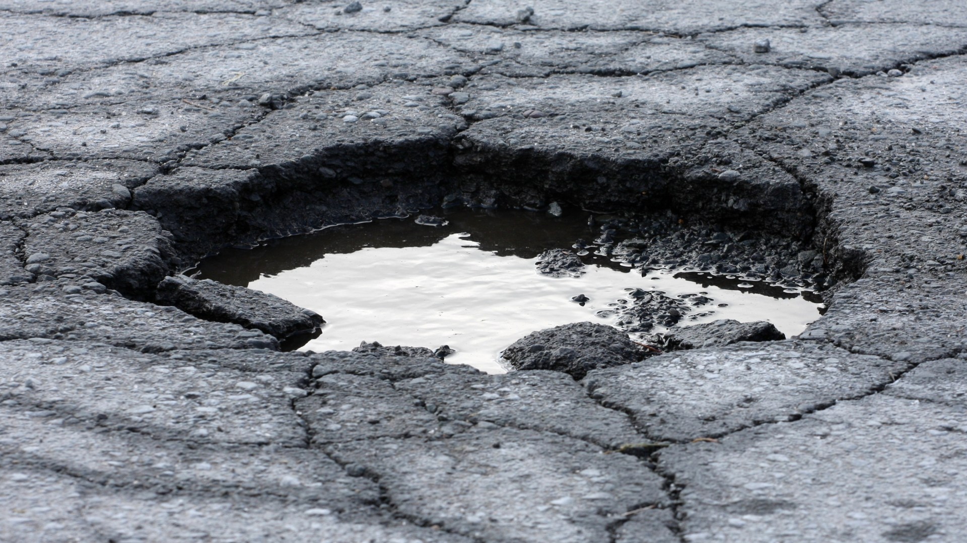 Staggering cost of potholes to UK economy revealed in shock report which demands government fixes UK’s crumbling roads [Video]