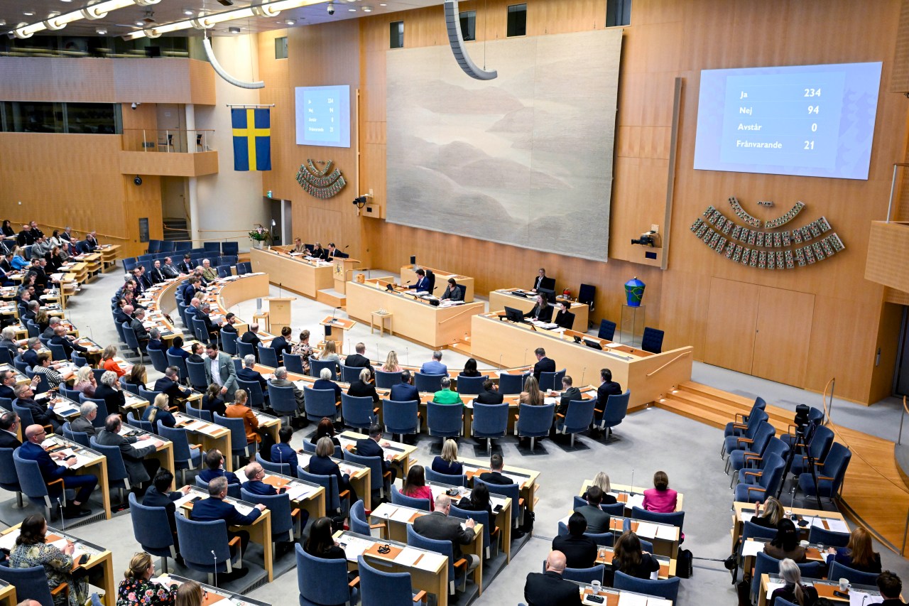 Swedens parliament passes a law to make it easier for young people to legally change their gender | KLRT [Video]