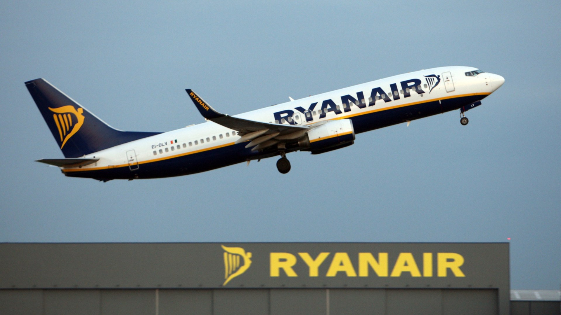 Ryanair launch new sale with flights to sunshine spot including Spain and Italy from just 12.99 [Video]