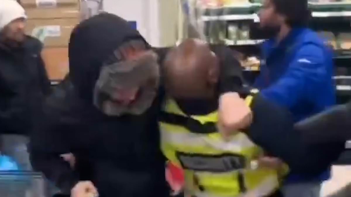 Moment shoplifter with bag of stolen goods fights with Tesco security guard and puts him in a headlock as he tries to stop him from fleeing store [Video]