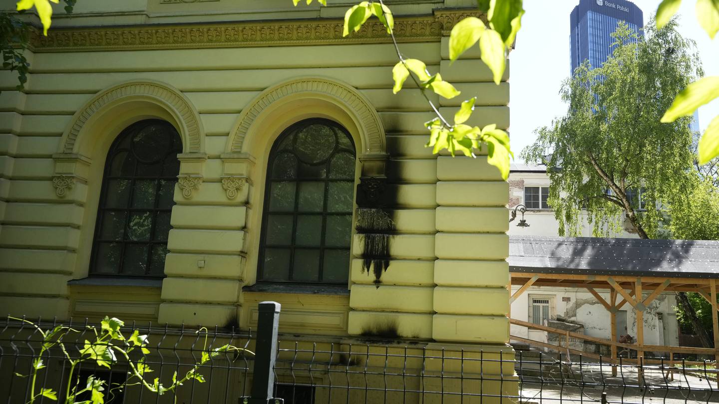 Warsaw synagogue attacked with three firebombs in the night, but no one is hurt  WPXI [Video]