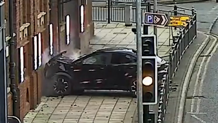 Moment man deliberately drives car into UK theatre during rush hour | News [Video]