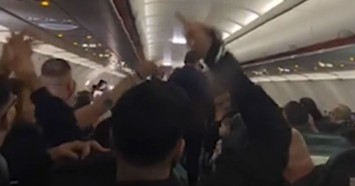 Easyjet passengers chant ‘cheerio’ after rowdy couple force flight to divert | UK | News [Video]