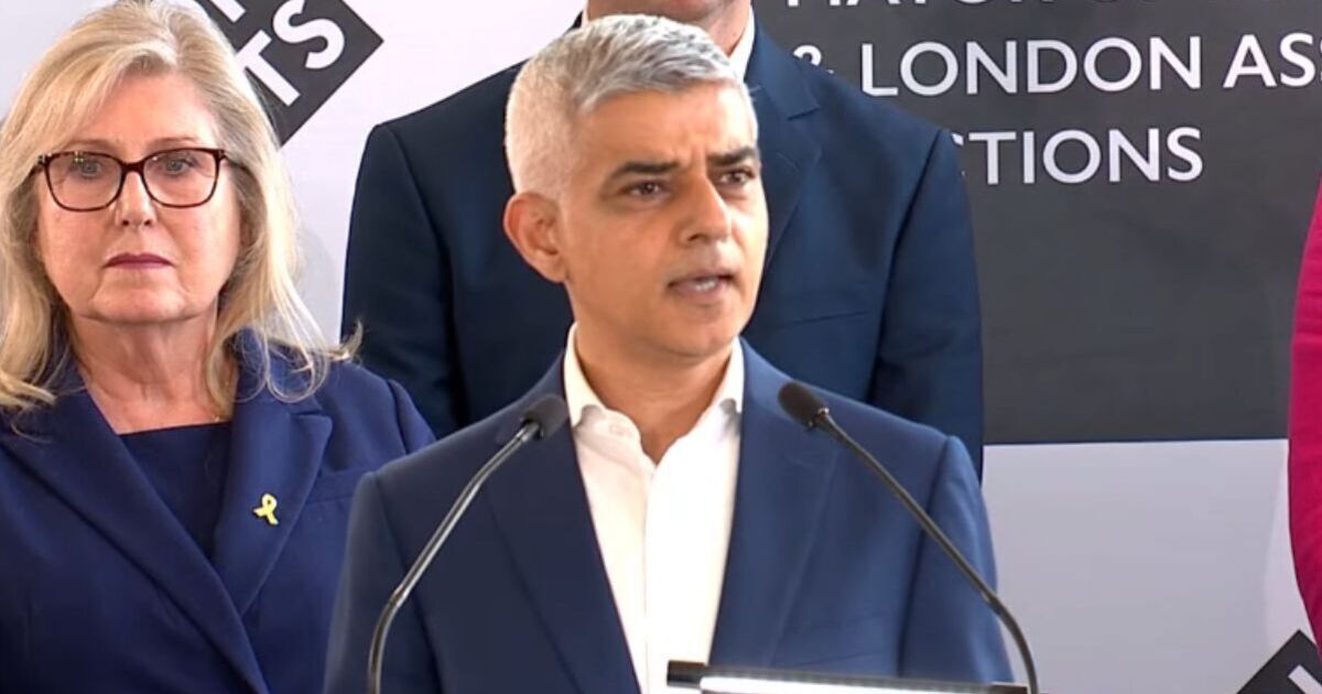 Sadiq Khan booed and heckled after being re-elected as London Mayor | Politics | News [Video]