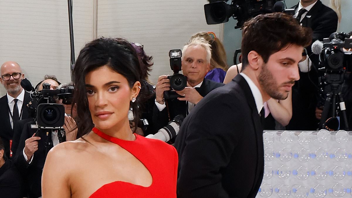Hunky Italian model says he’s been fired from working as greeter at Met Gala after his good looks upstaged Kylie Jenner during last year’s ceremony [Video]