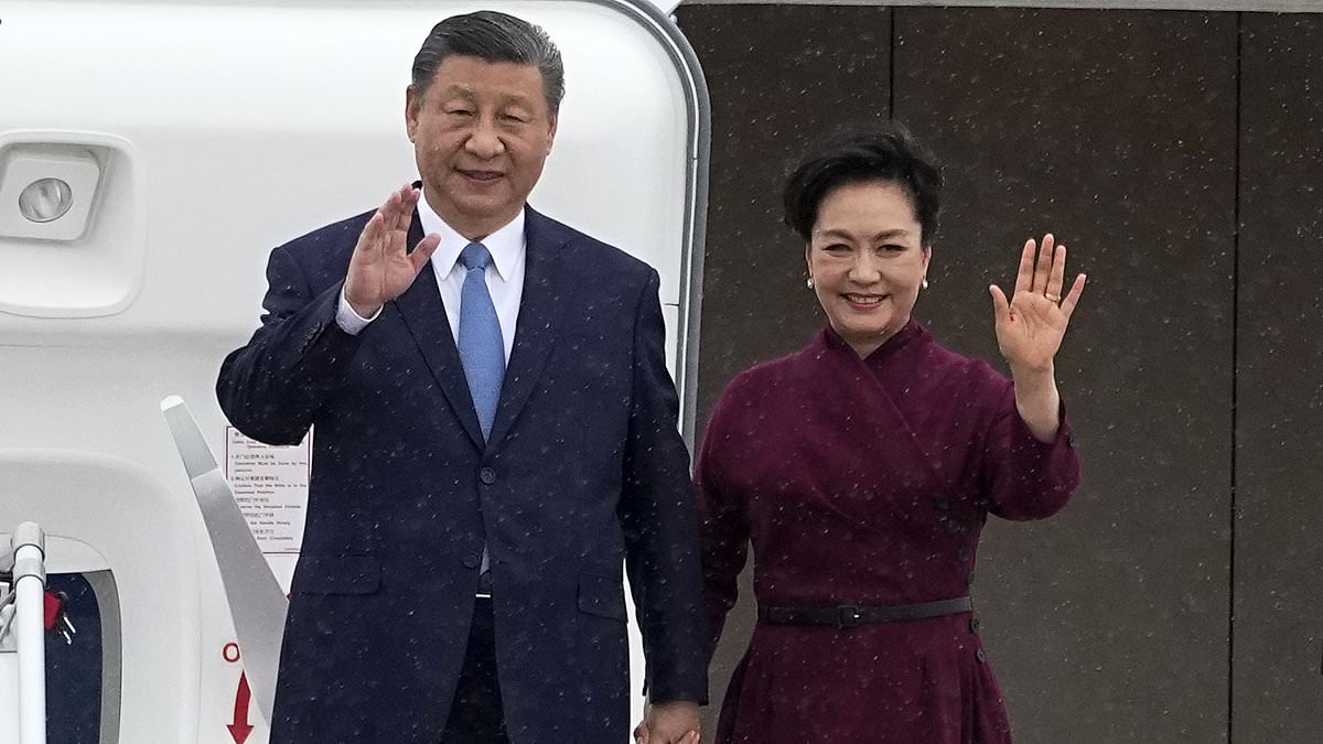 China’s despot Xi Jinping lands at Paris Orly airport on controversial state visit to France accompanied by his wife – and a huge entourage of staff carrying bags [Video]