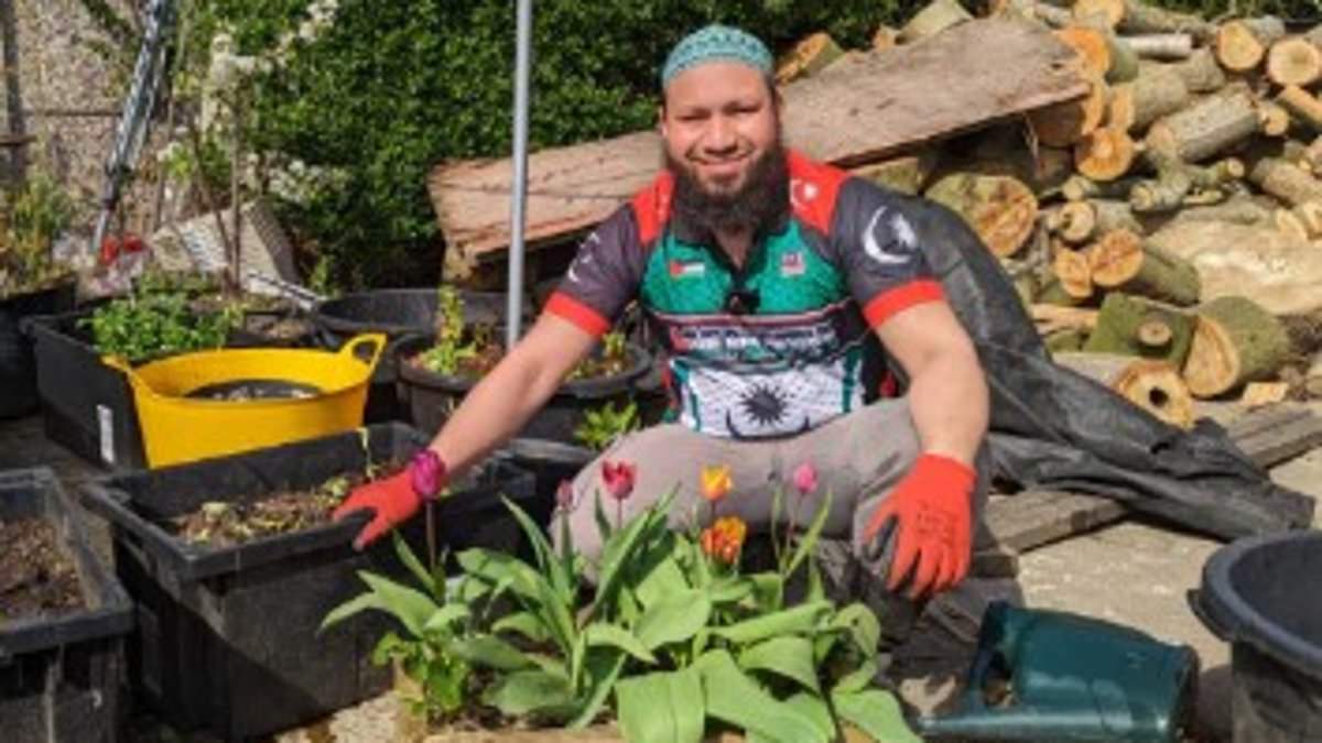 Green councillor who shouted ‘Allahu Akbar’ after being elected in Leeds is accountant father-of-three who gushes about growing potatoes on his gardening blog – while describing Gaza as ‘the world’s biggest concentration camp’ [Video]