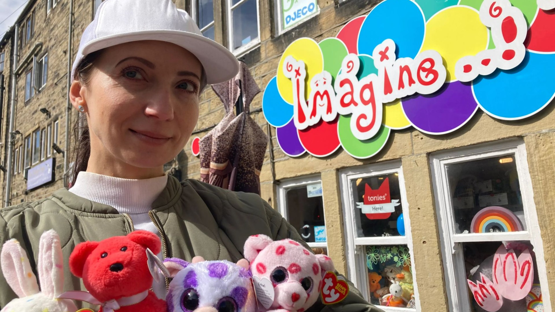 Toy shop owner left in tears as she slams online shoppers after going 20 ‘miserable’ days without taking a penny [Video]