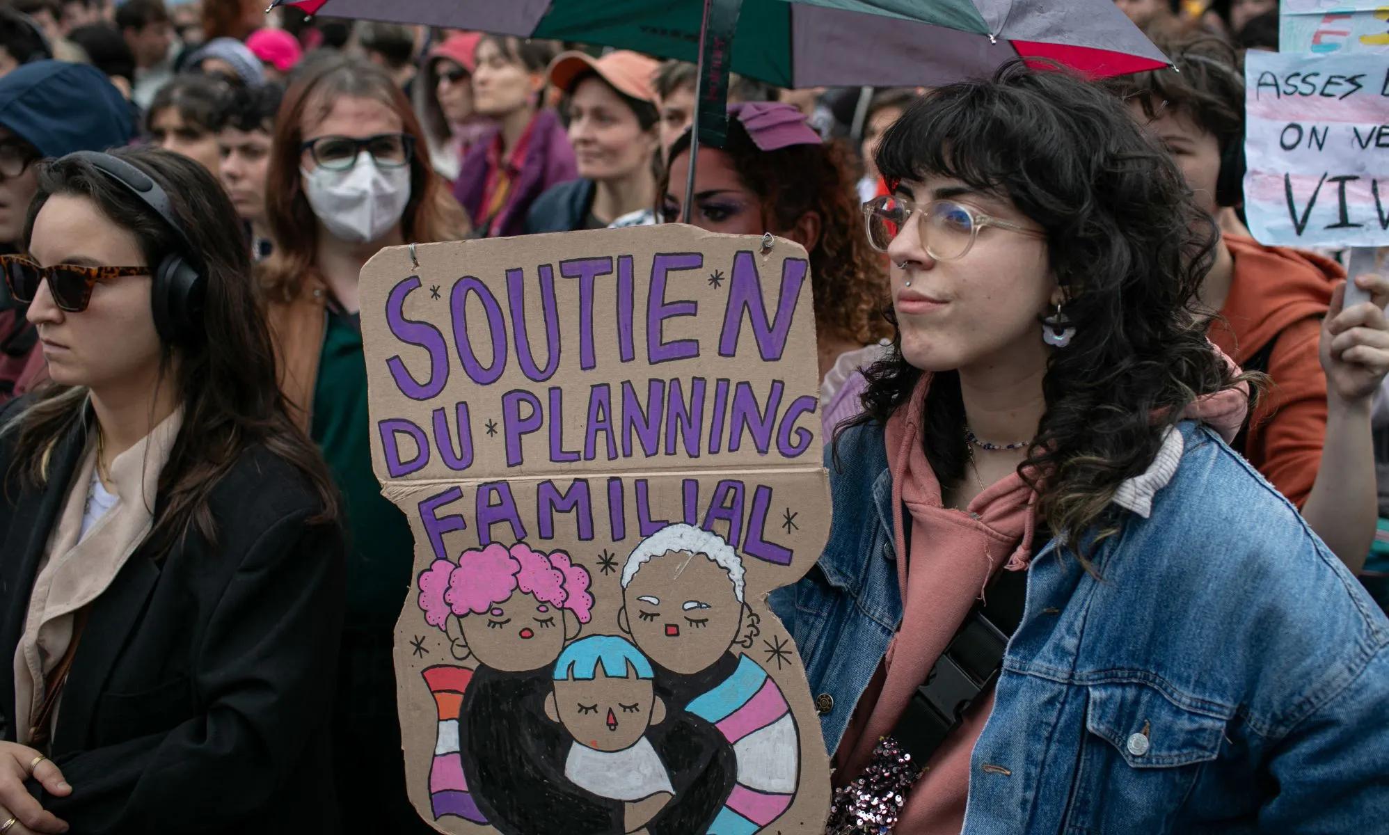 Thousands protest anti-trans bigotry in Paris and many other cities [Video]