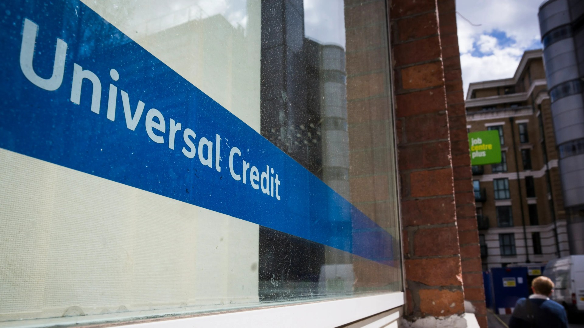 Millions of households on Universal Credit to see a major change to their payments in days – will you benefit? [Video]