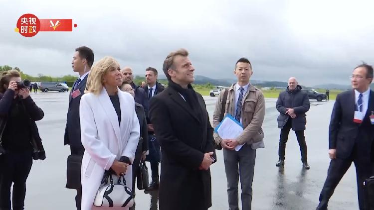 French President Macron and his wife welcome President Xi in Tarbes [Video]