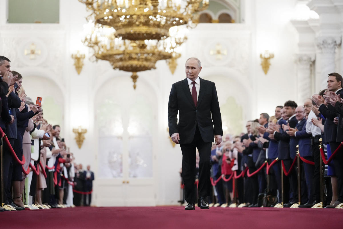 Putin sworn in for another term as Russian president in glittering Kremlin ceremony [Video]