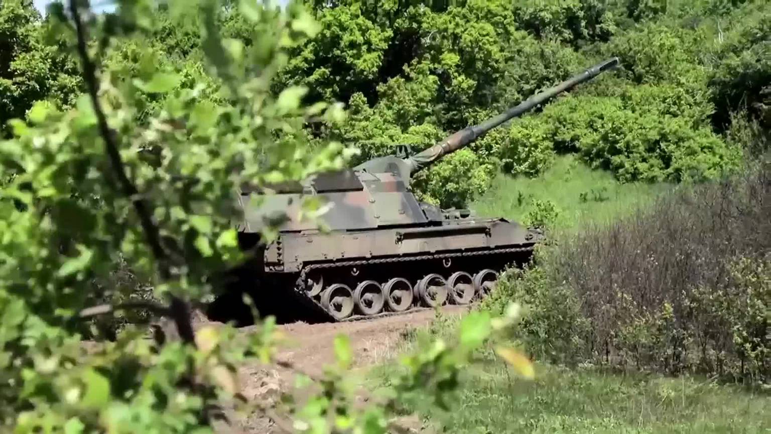 Video: Ukraine’s artillery pinned down by Russian drones [Video]
