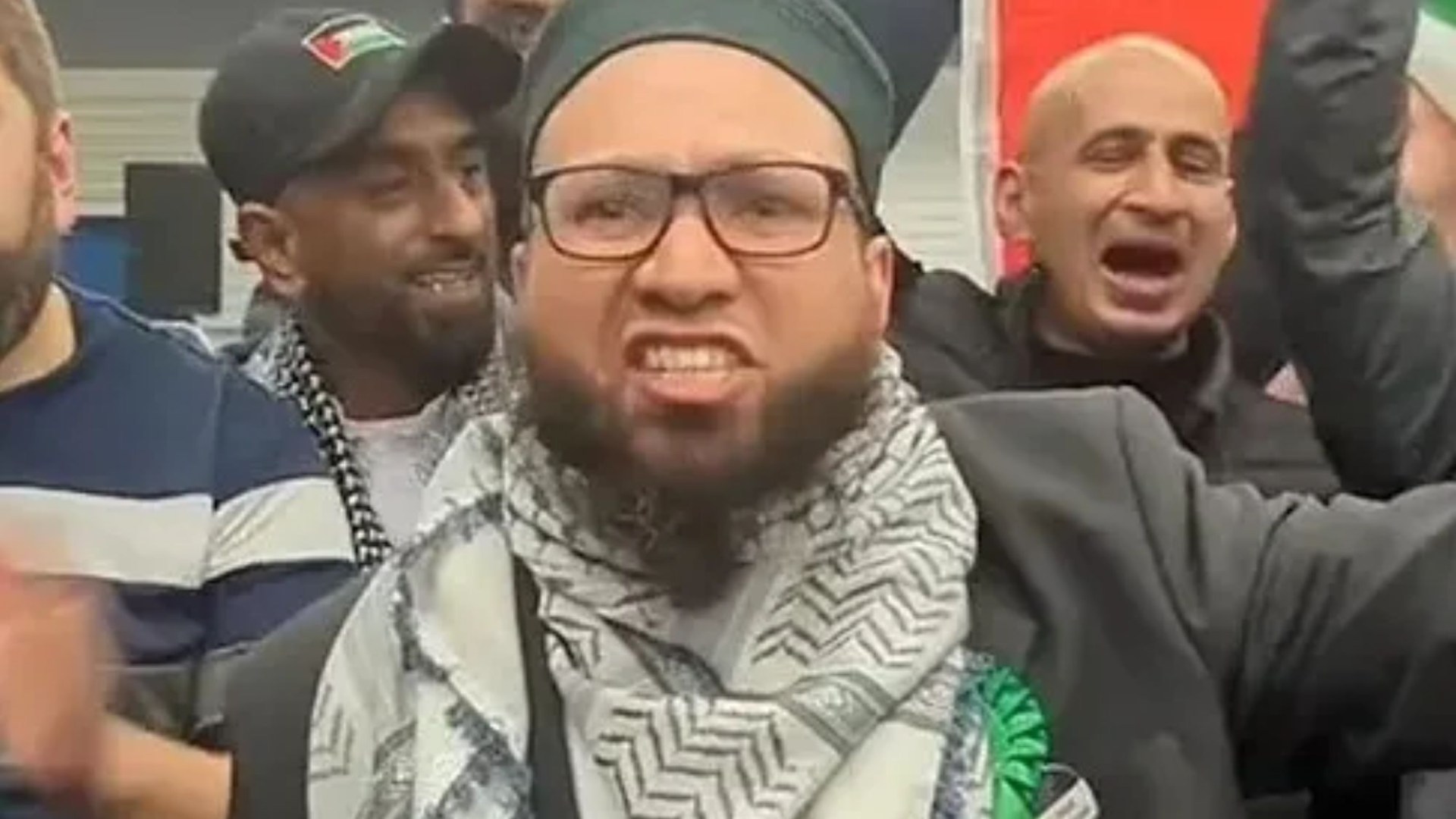 Green councillor who shouted Allahu Akbar after election apologises for Gaza tirade but keeps job [Video]