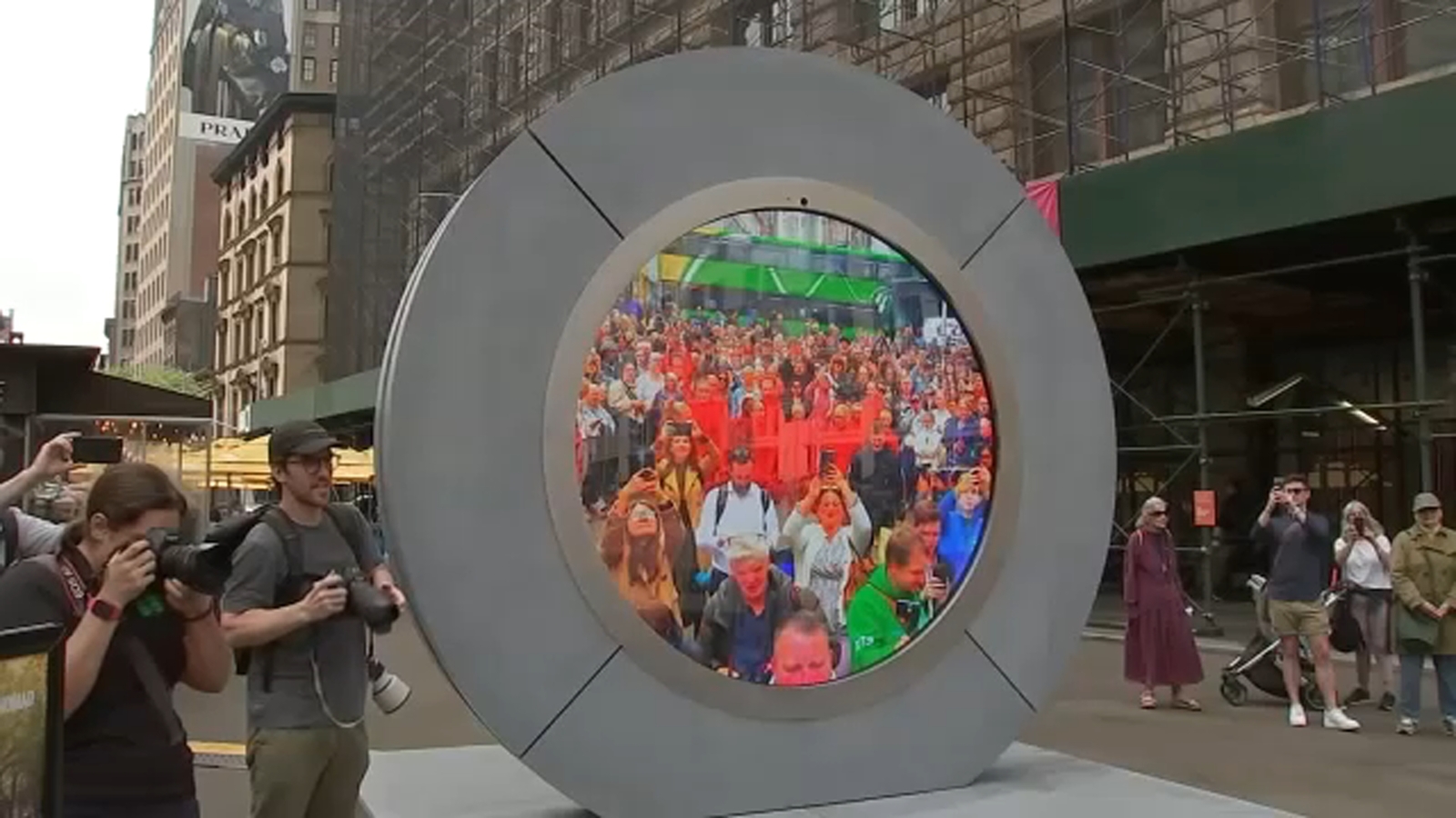 A new art installation in Flatiron, NYC called the Portal is transporting viewers more than 3,000 miles away to Dublin, Ireland. [Video]