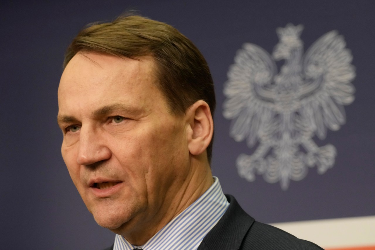 Polands Tusk calls secret services meeting to address judges defection to Belarus | KLRT [Video]