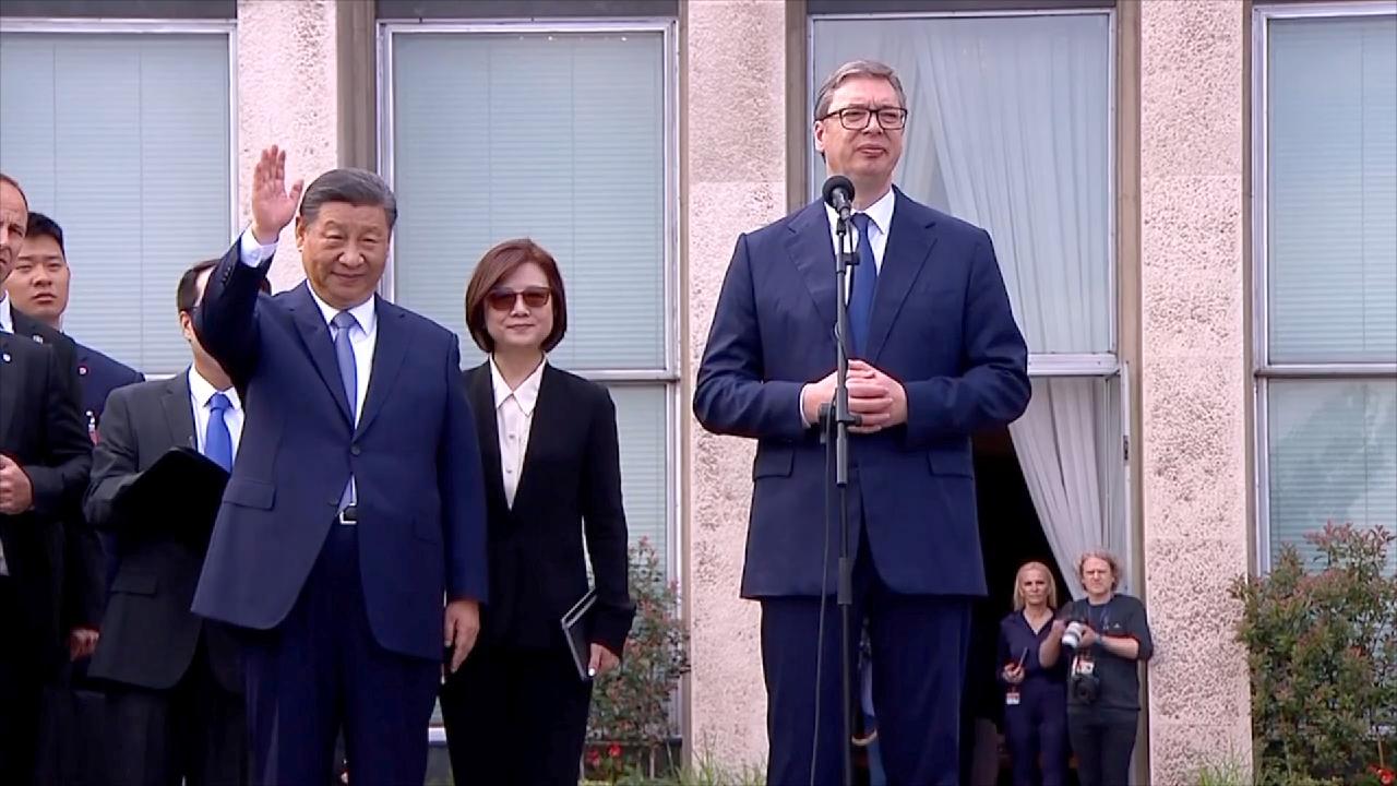 President Xi Jinping waves back to the crowd welcoming him in Belgrade [Video]