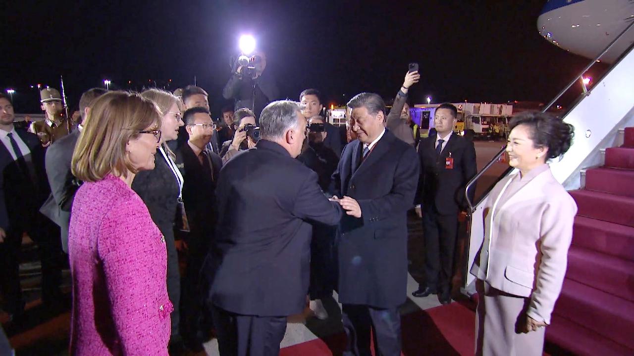 Hungarian PM and his wife greet Chinese President Xi at airport [Video]