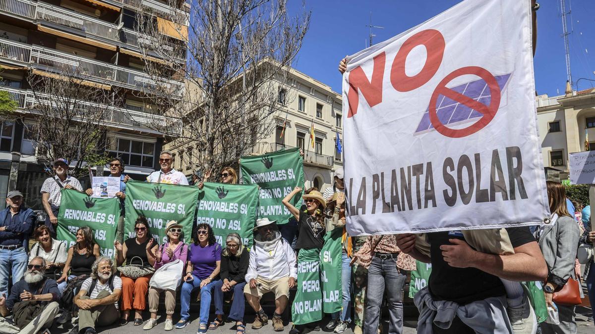 Hundreds join protest against controversial solar farm onSpainsCosta Blanca thatthreatenswildlife and 10,000 trees [Video]