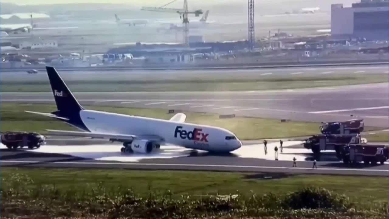 FedEx Airlines, Boeing-made plane forced to land in Istanbul without front wheels [Video]