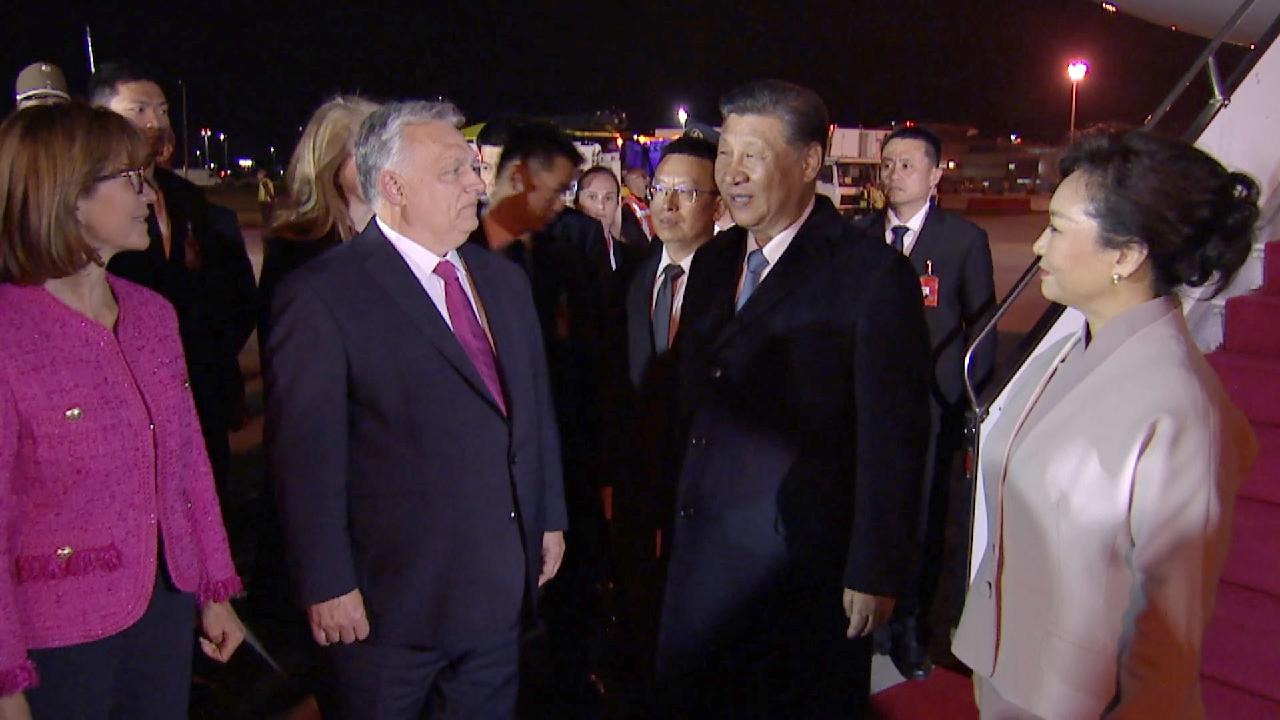 Hungarian PM warmly welcomes Xi Jinping and Peng Liyuan ‘home’ [Video]
