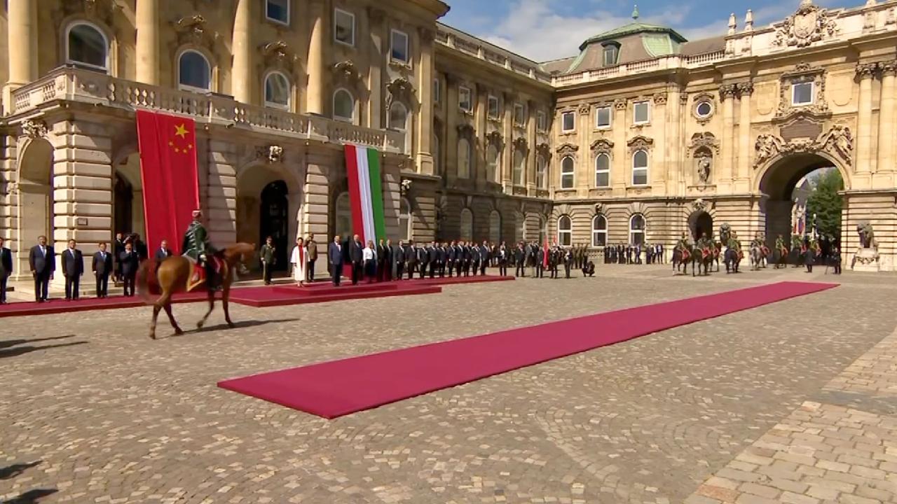 Chinese President Xi Jinping inspects Hungarian honor guard [Video]