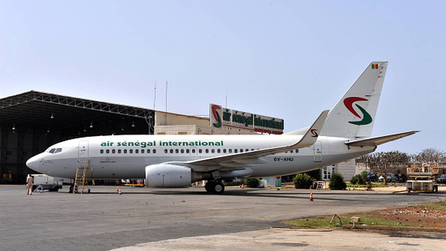 Boeing 737 skids off runway in Senegal; second 737 blows tire on landing in Turkey  WSOC TV [Video]