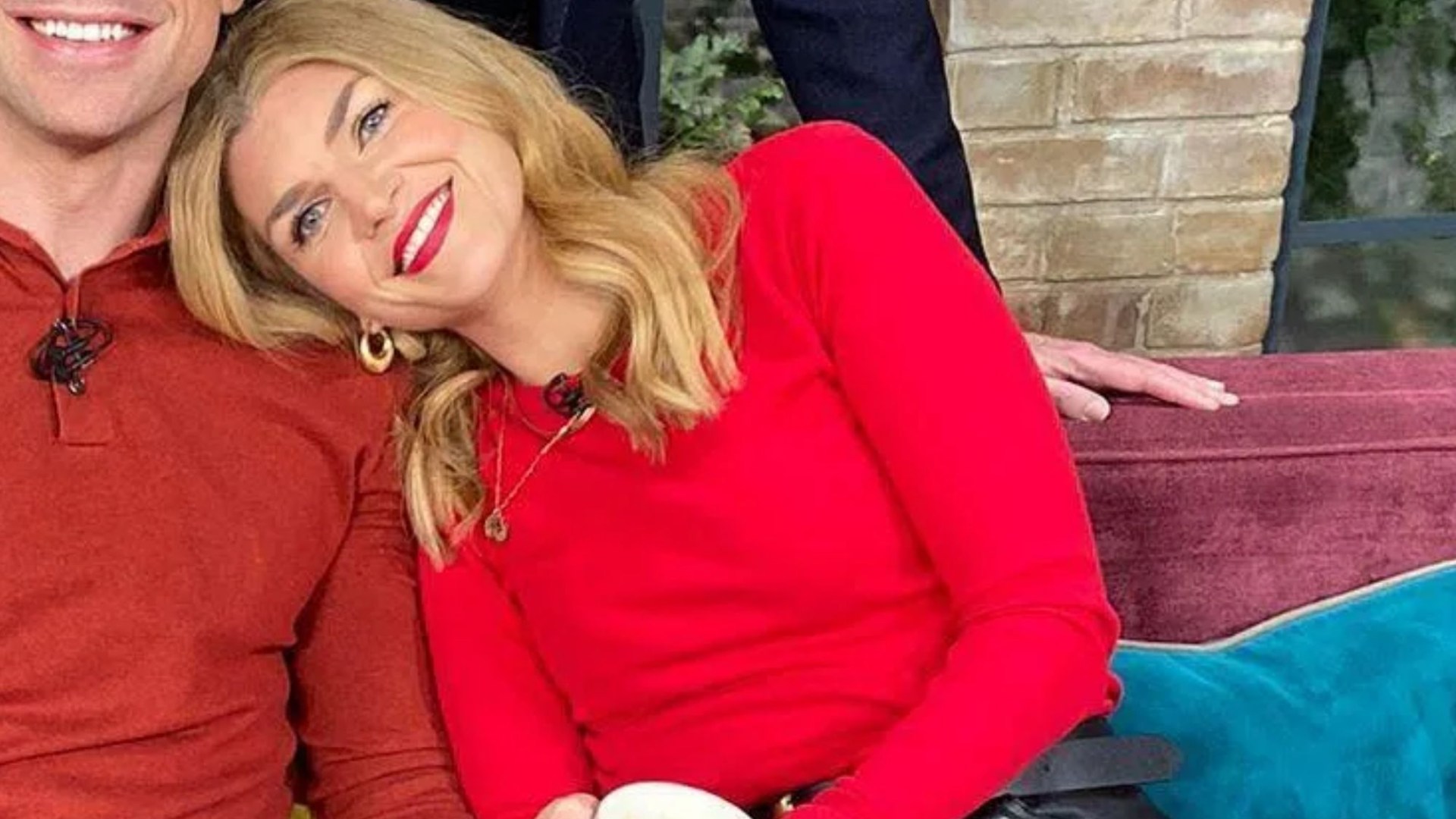 Muireann O’Connell cosies up to ‘dream team’ co-stars as she shows off legs in stunning leather skirt on air [Video]