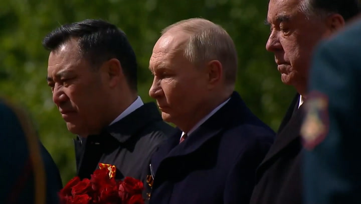 Putin lays flowers at Tomb of Unknown Soldier on Victory Day | News [Video]