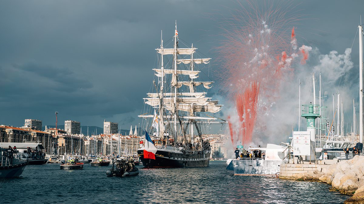 Spectacular scenes as the Olympic flame arrives in France ahead of Paris 2024 Games on board a 19th century ship after 12-day voyage from Greece [Video]