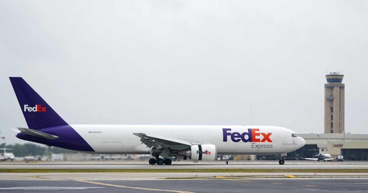 FedEx working with authorities after Boeing cargo plane’s landing gear fails [Video]