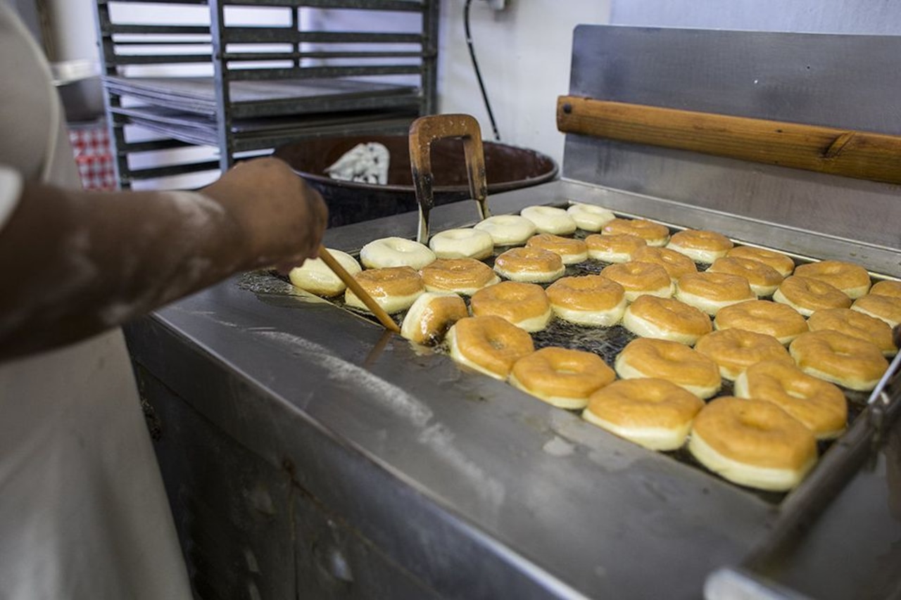 One of Michigans most popular, historic donut shops reopens after closing for years [Video]
