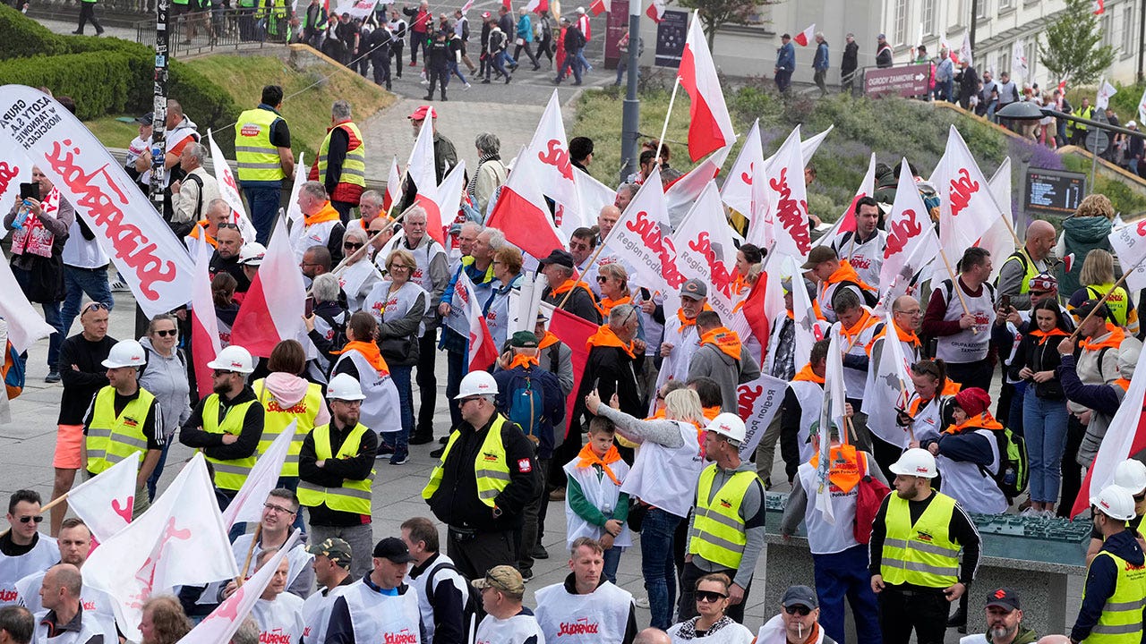 Polish farmers march in Warsaw opposing European Union climate policies [Video]