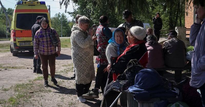 Russian attack forces frustrated, hungry residents from Ukraine border town | U.S. & World [Video]