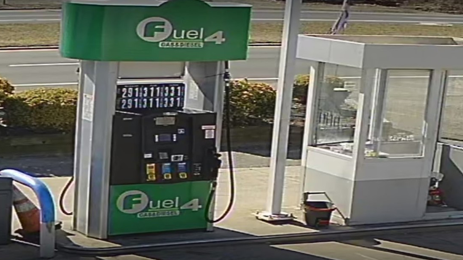 Warning for gas station customers after cops say unknown number of credit cards compromised and thief didn’t use skimmer [Video]