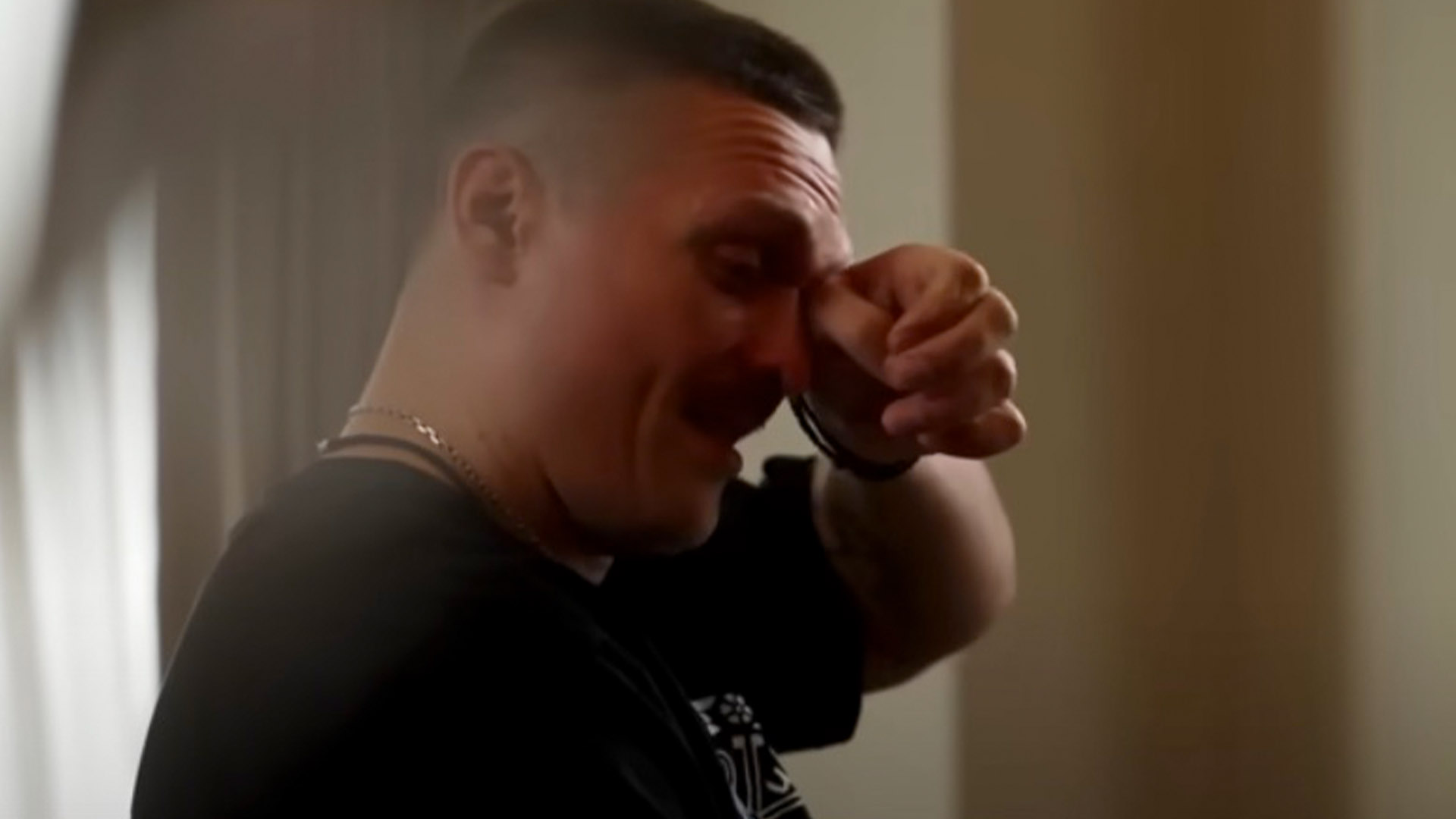 Emotional moment Oleksandr Usyk breaks down in tears over his late dad ahead of Tyson Fury fight [Video]
