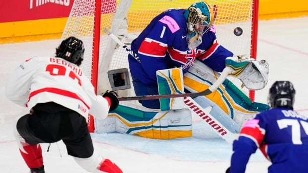 Connor Bedard scores pair in hockey worlds debut to lead Canada past Great Britain [Video]