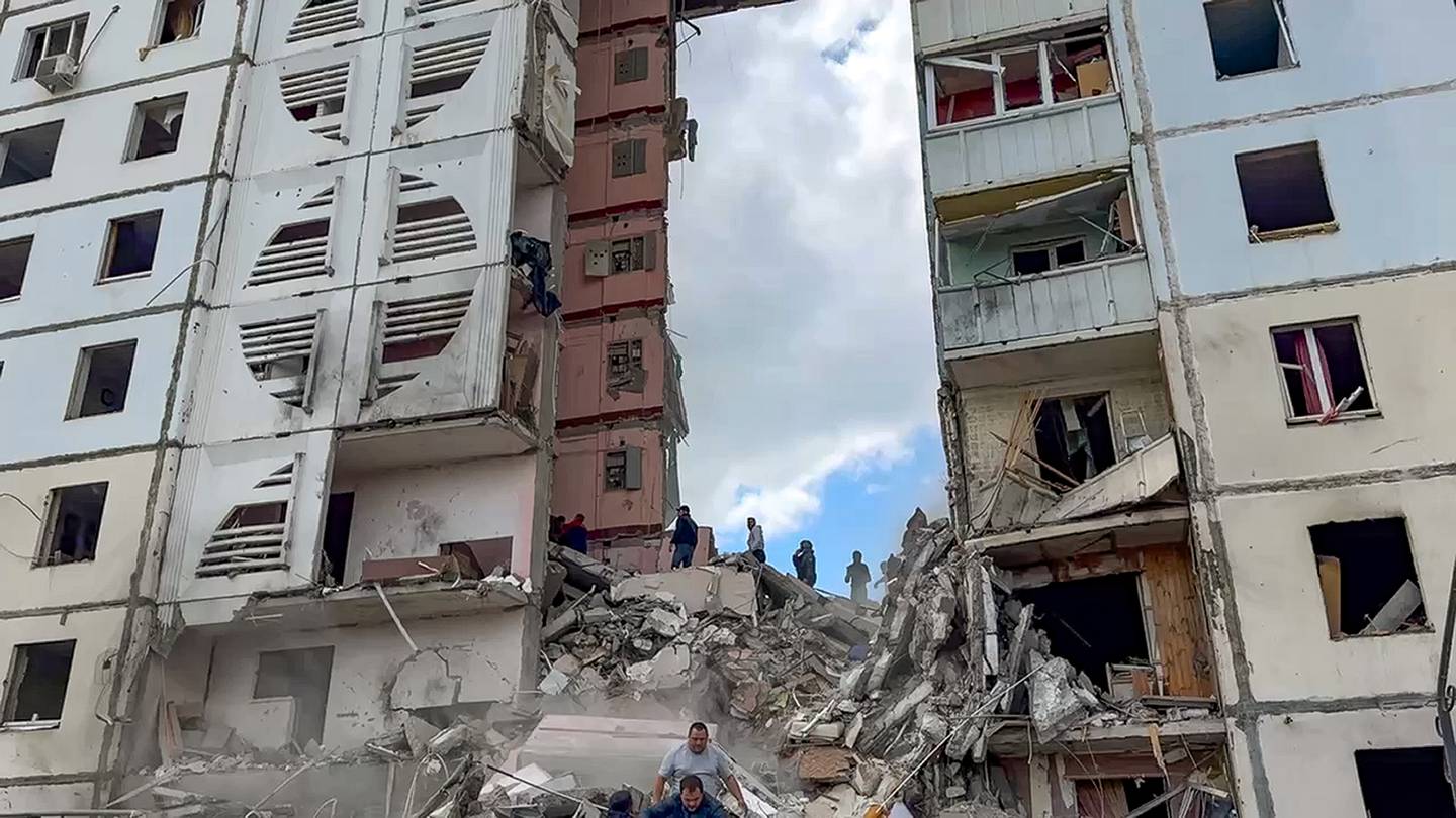 An apartment block collapses in a Russian border city after heavy shelling, injuring over a dozen  WSOC TV [Video]