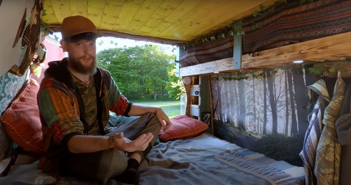 I live off-grid with no bills – I forage my own food and only work 2 days a week but have to go to Tesco for the toilet [Video]