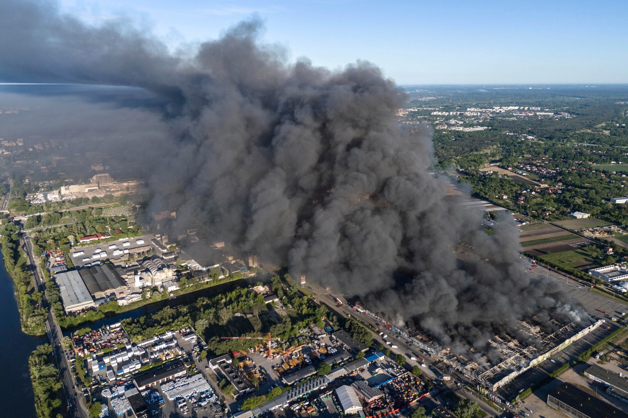 A fire burns down a shopping complex housing 1,400 outlets in Polands capital | KLRT [Video]