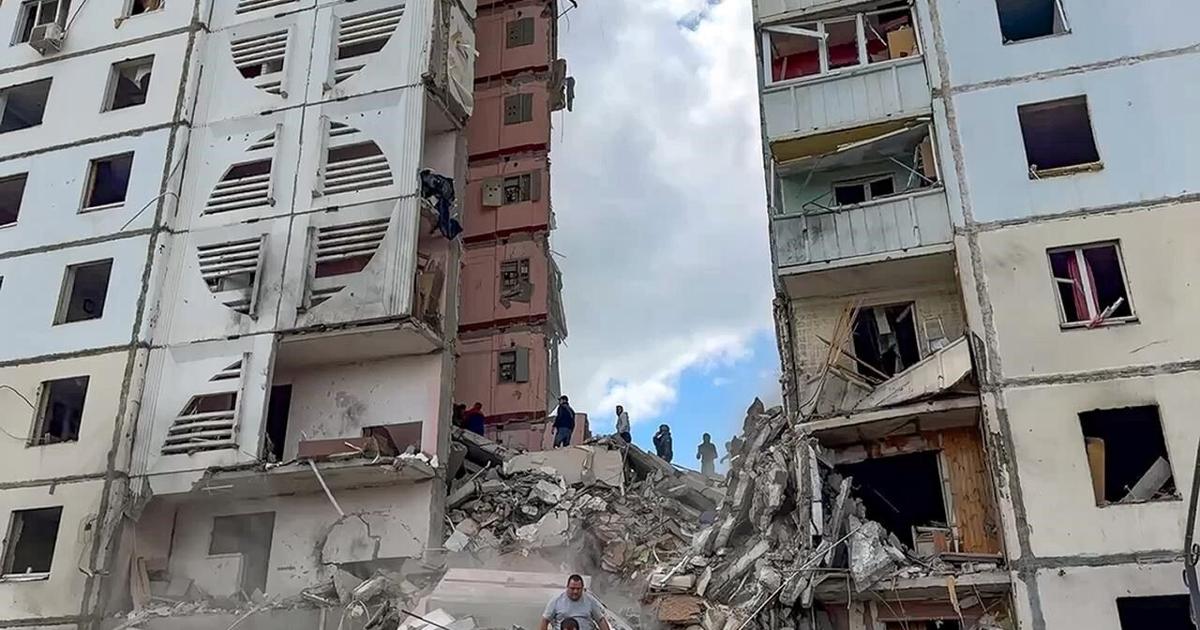 An apartment building partially collapses in a Russian border city after shelling. At least 8 killed [Video]