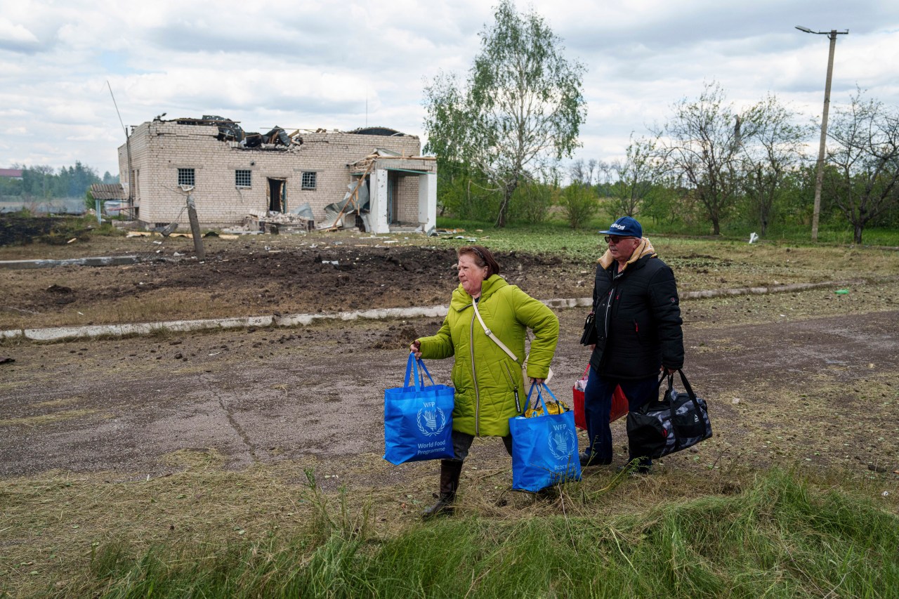 Only a few hundred remain in Ukrainian border town as fierce battles rage amid a Russian assault | KLRT [Video]