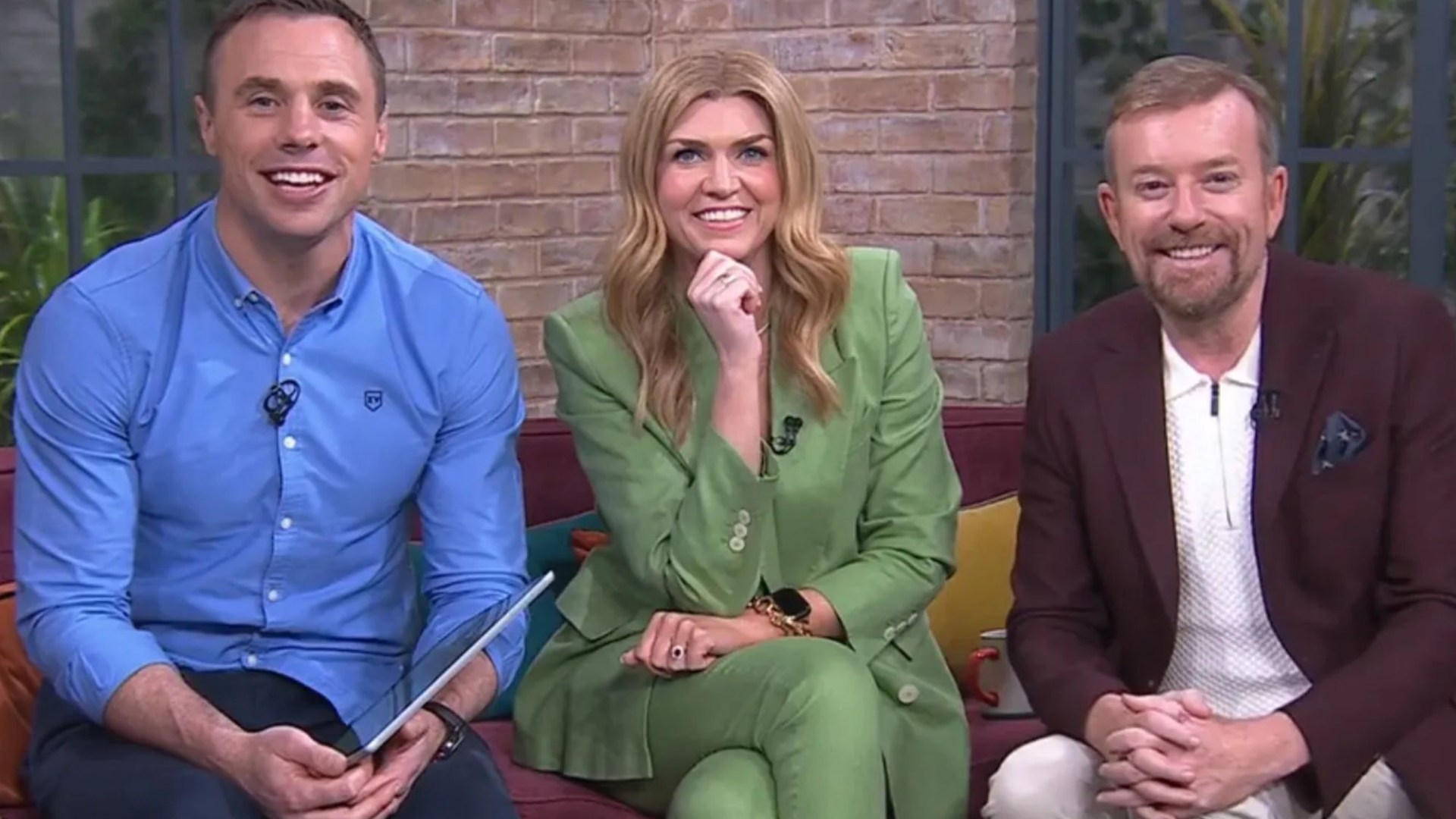 Ireland AM star strips down for on air transformation as baffled Tommy Bowe says ‘this is the oddest thing I’ve seen’ [Video]
