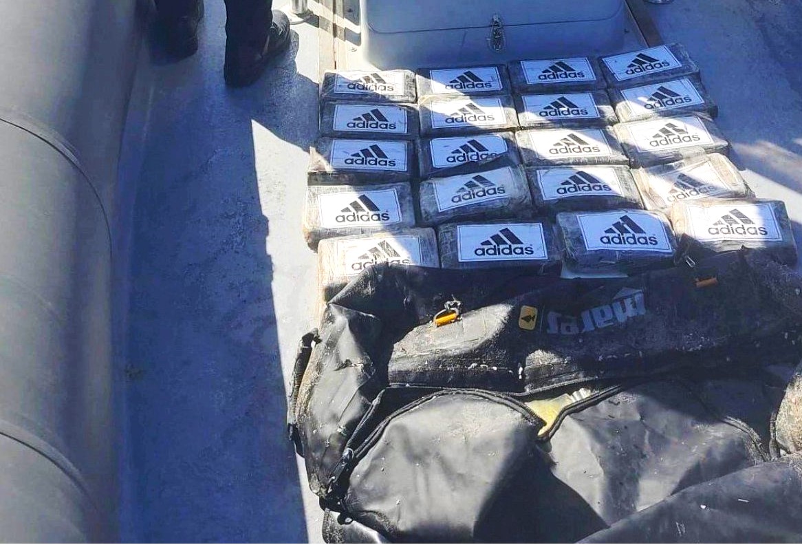 Rucksack containing 20kg of ‘Adidas’ branded cocaine is found floating off popular tourist beach in Benidorm [Video]