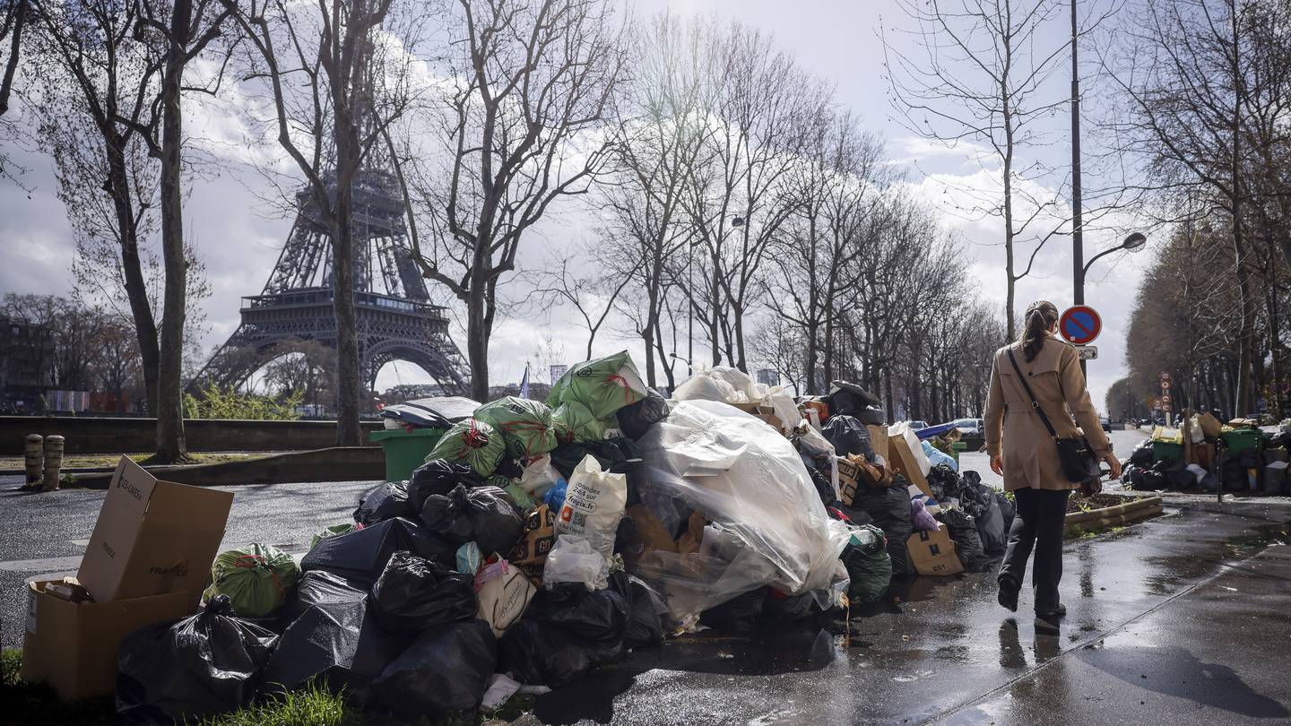 Paris garbage collectors lift strike threat ahead of Olympic Games  Boston 25 News [Video]