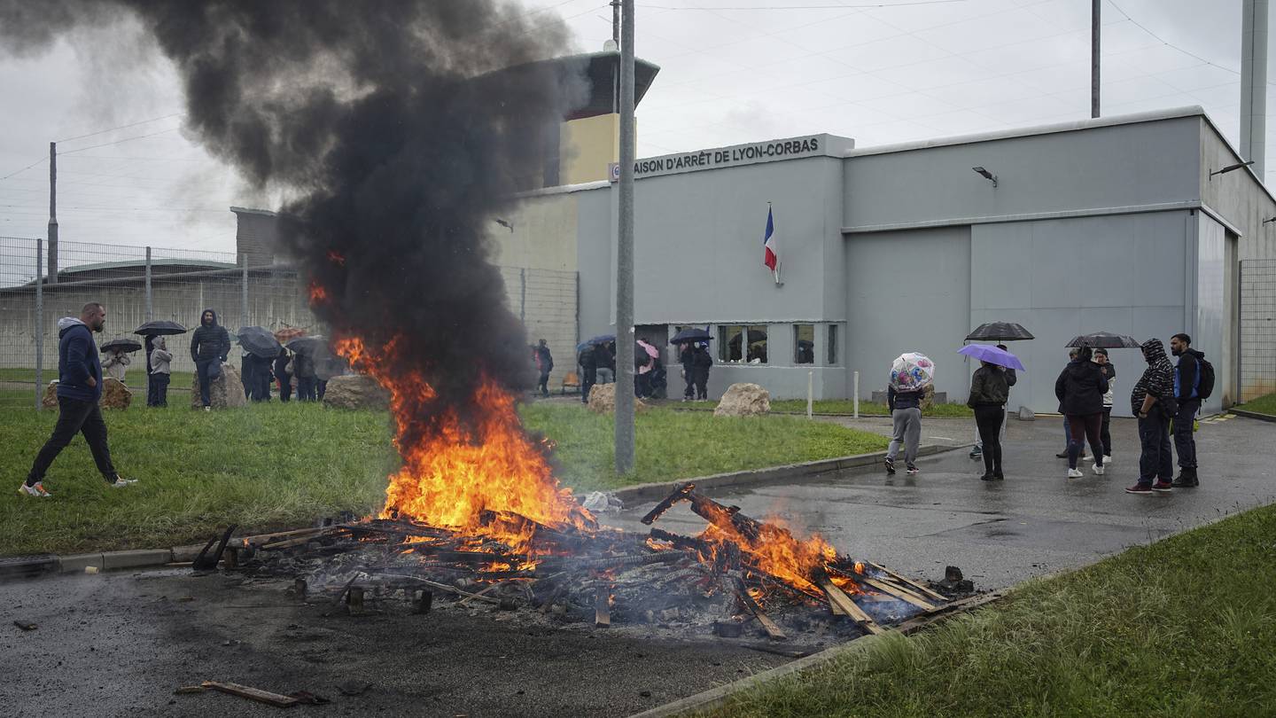 Massive search in France for prison-break gang that shot 2 officers dead  WPXI [Video]