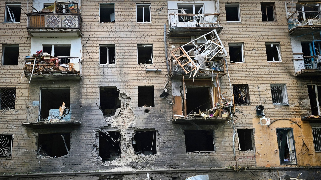 Ukraine says it checked Russian offensive in key town, Moscow says it will keep pushing [Video]